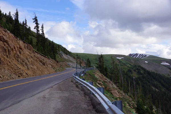 Kayalık dağ yol boyunca bağımsızlık Pass — Stok fotoğraf