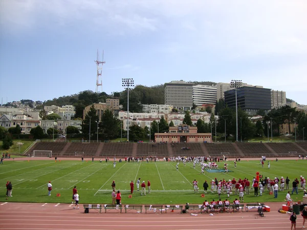 Los jugadores de fútbol se alinean para jugar en el estadio Kezar durante Stan — Foto de Stock