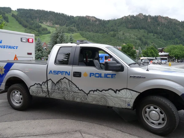 Apsen rendőrségi teherautó parkolt az utcán — Stock Fotó