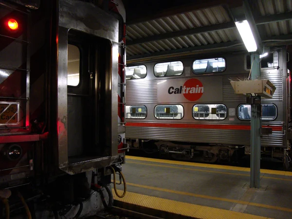 Caltrain Züge sitzen nachts im Bahnhof an der 4. Straße — Stockfoto