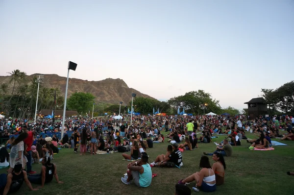 Menigte hangt uit op het gazon op Mayjah Rayjah Concert — Stockfoto