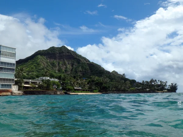 Diamond head with Makalei Beach, waves lapping — Stockfoto