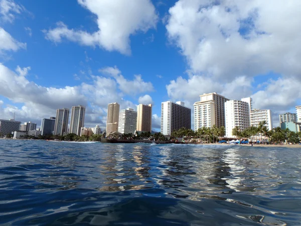 Las olas flaquean hacia Queens Beach y el muelle — Foto de Stock