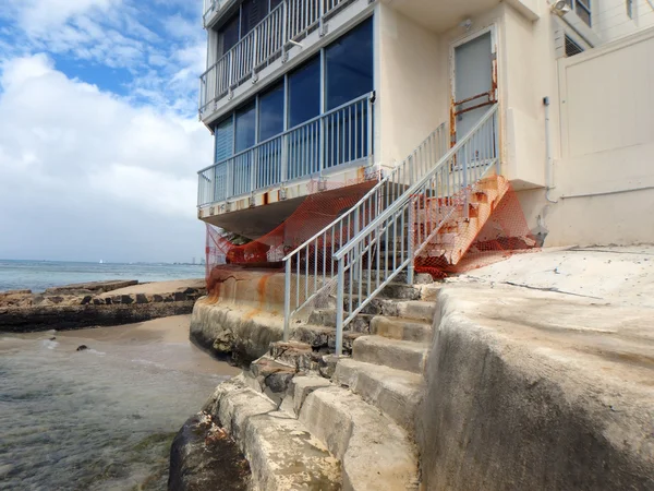 Escalera de playa en ruinas desde la subida del nivel del mar que conduce a rascacielos — Foto de Stock