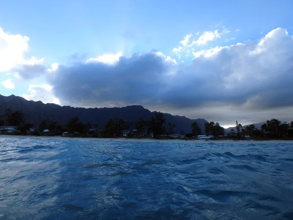Bahía de Waimanalo con playa y montañas de Koolau con nubes en el — Foto de Stock