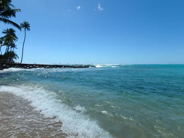 Waves lap on Kaimana Beach — 图库照片