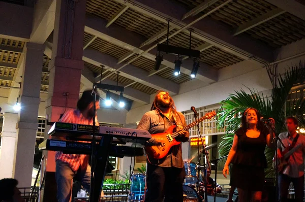 Reggaeband vägledning Band sylt på scenen — Stockfoto