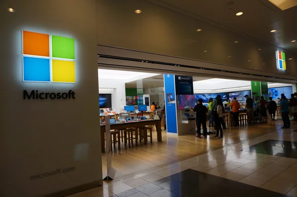 Pessoas exploram dentro da Microsoft Windows Store para grande venda — Fotografia de Stock