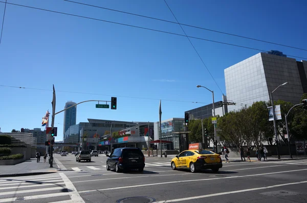 Taxi and Cars drive down Howard Street crossing 3rd street — Stock fotografie