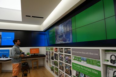 Standları denetleyicisi bir Xbox Microsoft W içinde çalış tutan adam
