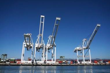 Oakland liman kıyı üzerinde kargo Vinçler kulenin satır