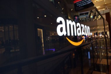 San Francisco alışveriş merkezinde siyah parlak duvar üzerinde Amazon logo