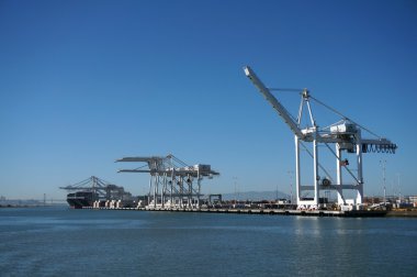 Altında devleri cr boşaltma limanındaki nakliye kargo tekneler satır yukarı