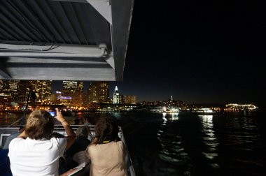 Onlar F binmek gibi insanlar geceleri San Francisco Şehir fotoğraf çekmek