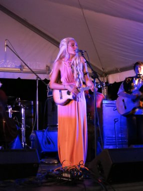 Taimane Gardner Ukulele çalış ve ga grupta mic içine şarkı söylüyor