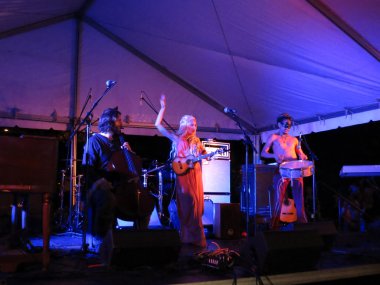 Taimane Gardner grubu oyununda sta tahta kıyafet ile çalış