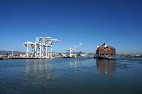 Bateau cargo d'expédition complètement chargé poussé à travers le port — Photo