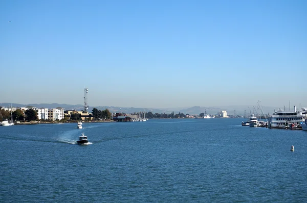 Lodě motorové prostřednictvím Oakland Harbor jasné ale mlhavý den — Stock fotografie