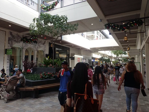 Menigte van mensen rond winkelcentrum in de buurt van Kate Spade en Ted Baker op Bl — Stockfoto