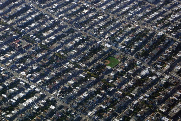 Vista aérea Campo de béisbol y cancha de baloncesto y alrededores — Foto de Stock