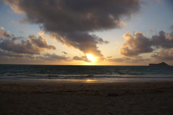 Early Morning Sunrise on Waimanalo Beach over ocean bursting thr — Stock Photo, Image