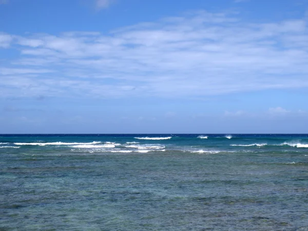 Águas oceânicas rasas de Waikiki olhando para o oceano — Fotografia de Stock