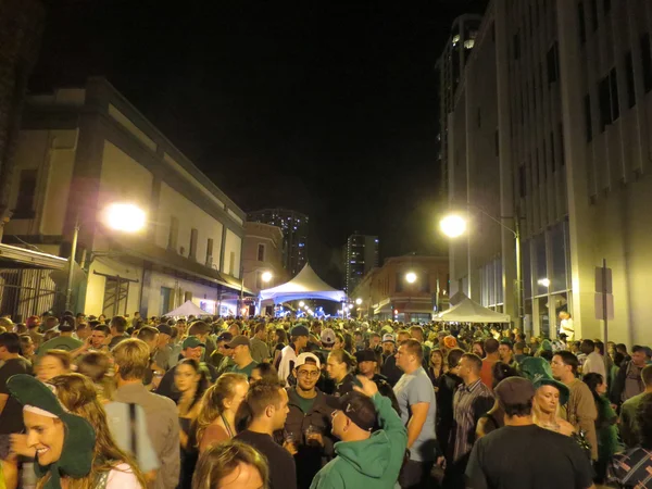 Grande foule de gens se rassemblent dans la rue à Chinatown pendant St. P — Photo