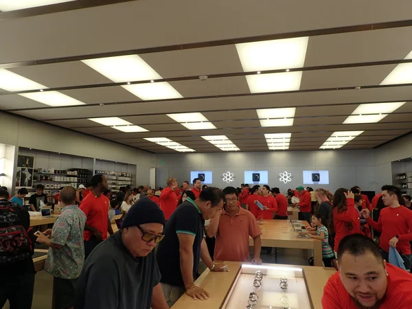 La gente mira el reloj y otros productos en la tienda minorista de Apple — Foto de Stock