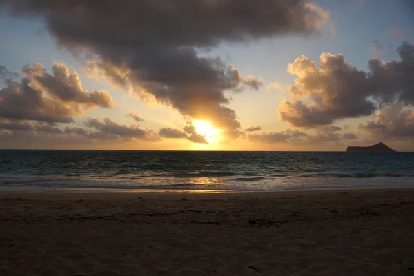 Early Morning Sunrise on Waimanalo Beach over ocean bursting thr — Stock Photo, Image