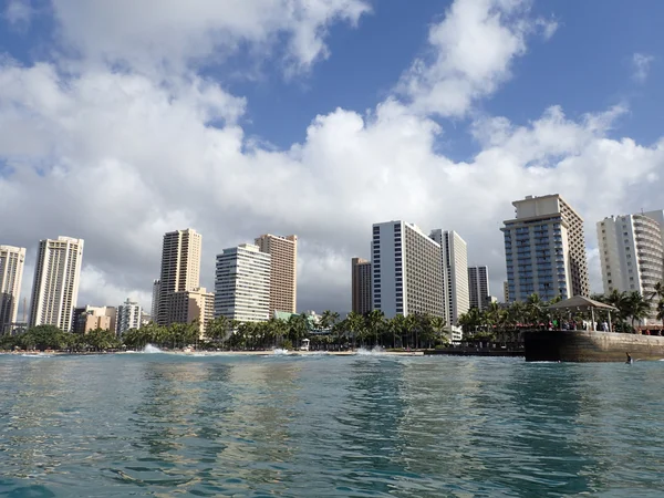 Wellen rasen auf Königinnenstrand und Pier in Waikik zu — Stockfoto