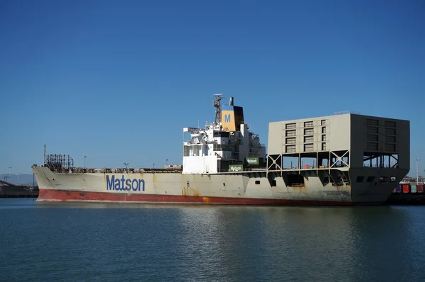 Matson shipping boat is unloaded by cranes in Oakland Harbor — Stock Photo, Image