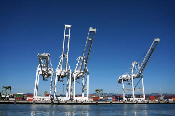 Rangée de grues à cargaison tour au-dessus du rivage dans Oakland Harbor — Photo