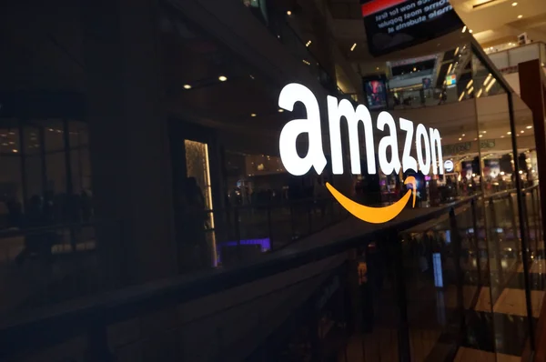 Logotipo da Amazon na parede brilhante preta no shopping San Francisco — Fotografia de Stock
