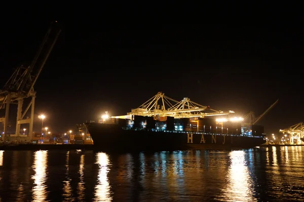 Barco de carga totalmente carregado descarregado à noite — Fotografia de Stock