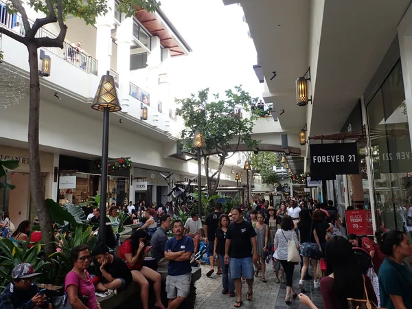 Multitud de personas alrededor del centro comercial cerca de Forever 21 el Viernes Negro — Foto de Stock