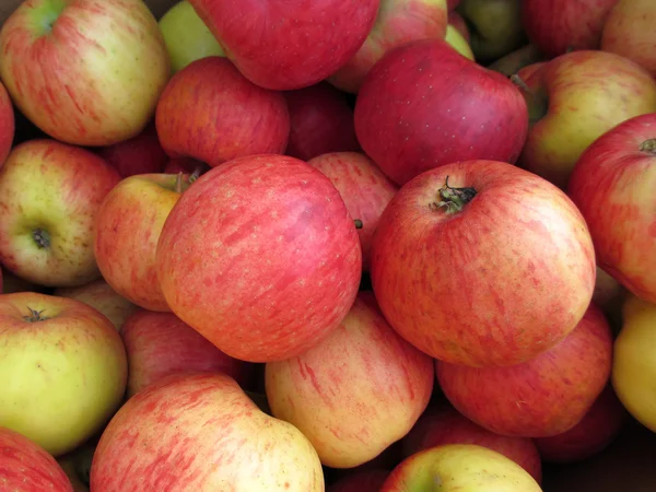 Rode appel op de markt — Stockfoto