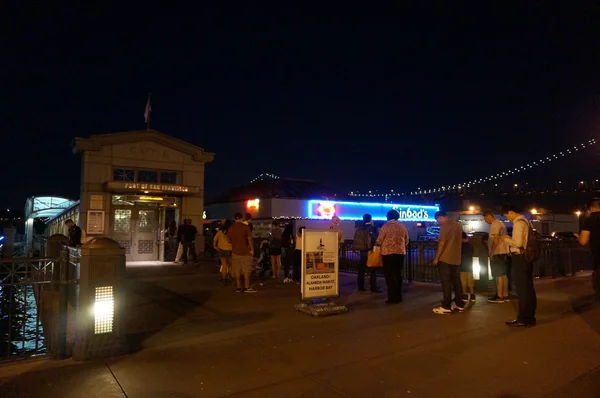 People stand in line to ride Ferry boat — Stock Photo, Image