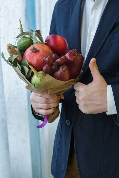 Un soupçon de régime. bouquet insolite de fruits et légumes frais . — Photo