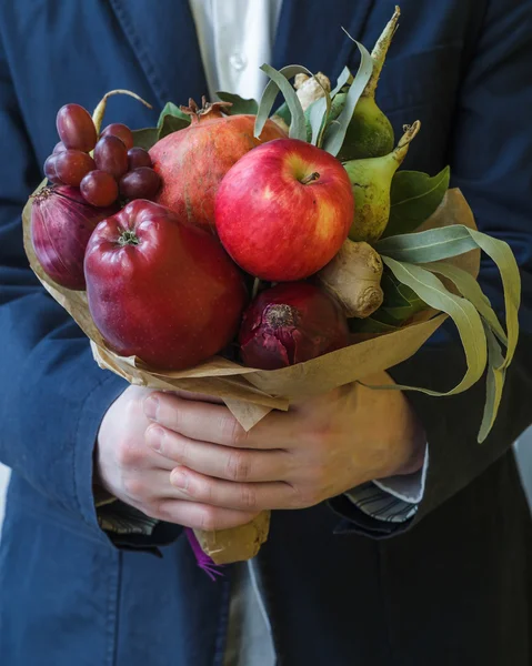 Намек на диету. необычный букет свежих фруктов и овощей . — стоковое фото