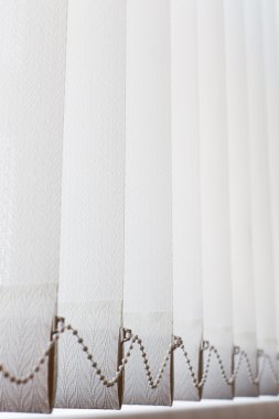 Kapalı ofis pencere. Dikey beyaz kanepe