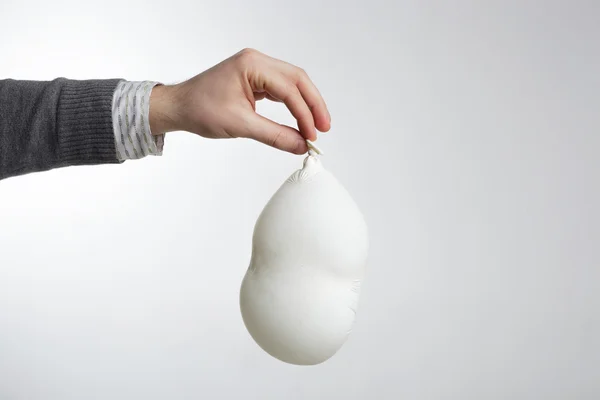 Homem segurando um balão desinflado . — Fotografia de Stock