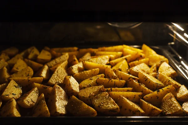 Золота запечена картопля з кропом на металевому листі для випічки в духовці — стокове фото