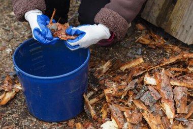 Bahçıvan malçlama bitki için çam kabuğu keser
