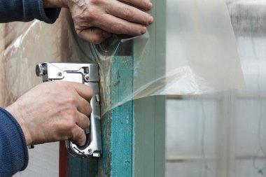 Oluşturucu polietilen film zımba tabancasıyla giderir.