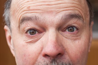 büyük adamın gözlerini sürpriz ve şok genişledi