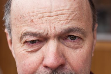 Yaşlı adamın kaşlarını çattı. 