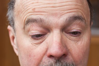 Aşağı, çatık emekli görünüyor. Jimnastik gözler için.