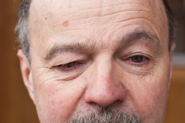 Yaşlı adam uzak arıyorsunuz bir şüphe ile