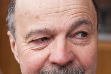 Yaşlı adam uzak arıyorsunuz bir şüphe ile