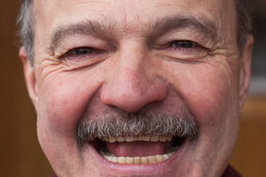 Büyük adamın yüzünü duygu